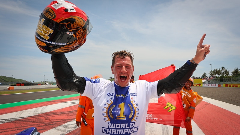 dominique aegerter champion du monde 600 supersport 2022