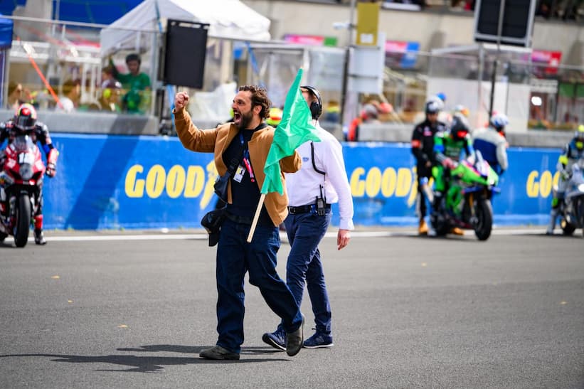 L'acteur Pio Marmaï donne le déaprt de la course des 24 Heures Motos 2026