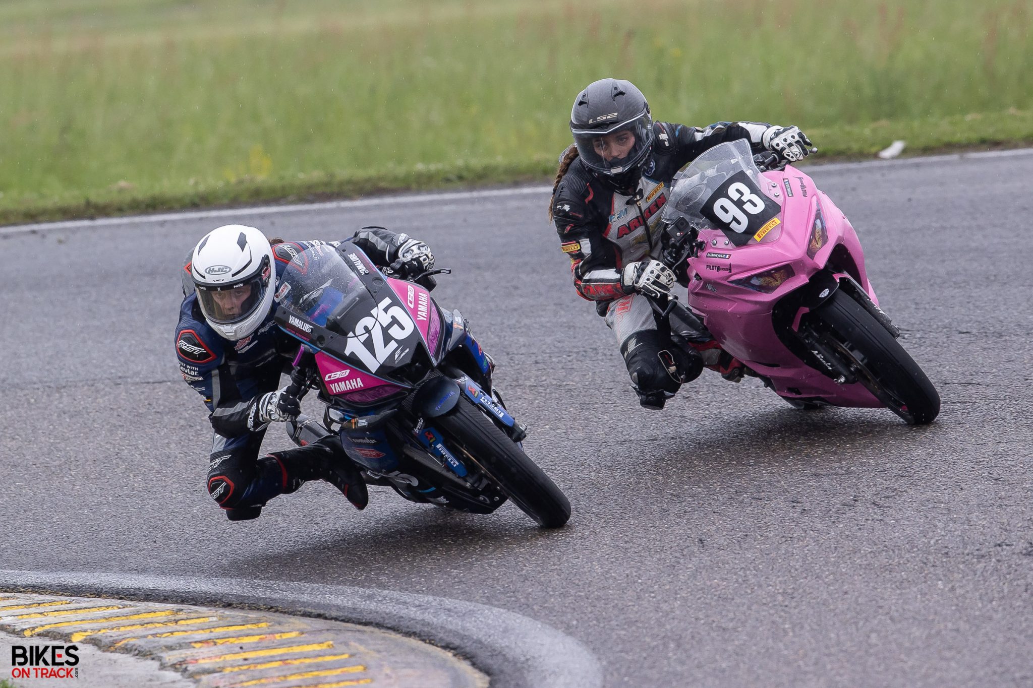 Julie Ritaine #93 - FSBK Nogaro 2023 en lutte avec Justine Pedemonte #125 - 300 Supersport
