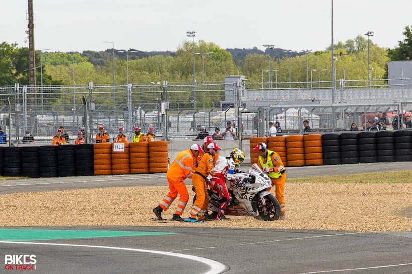 Chute de Hugo Clere dans les premiers tours de course des 24 Heures Motos 2026